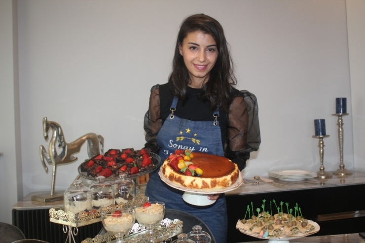 Çocuklar Zehirlenmesin Diye Kendi Evinde ’Tatlı Butik’ Açtı