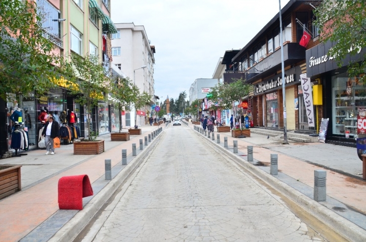 "Evinde Kal" Uyarısı Kepenk Kapattırdı