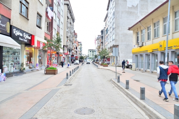 "Evinde Kal" Uyarısı Kepenk Kapattırdı