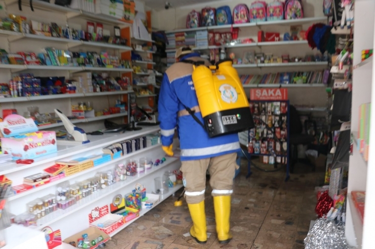 Muhtar İş Yerlerini Tek Tek Gezerek Dezenfekte Etti