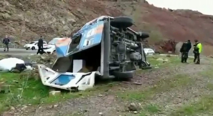 Siirt’te Devrilen Minibüste Maddi Hasar Meydana Geldi