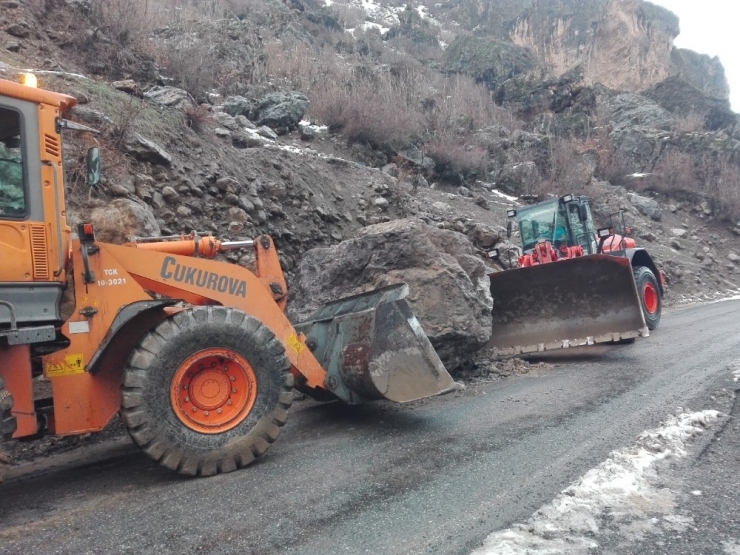 Beytüşşebap’ta Dev Kaya Yolu Kapattı