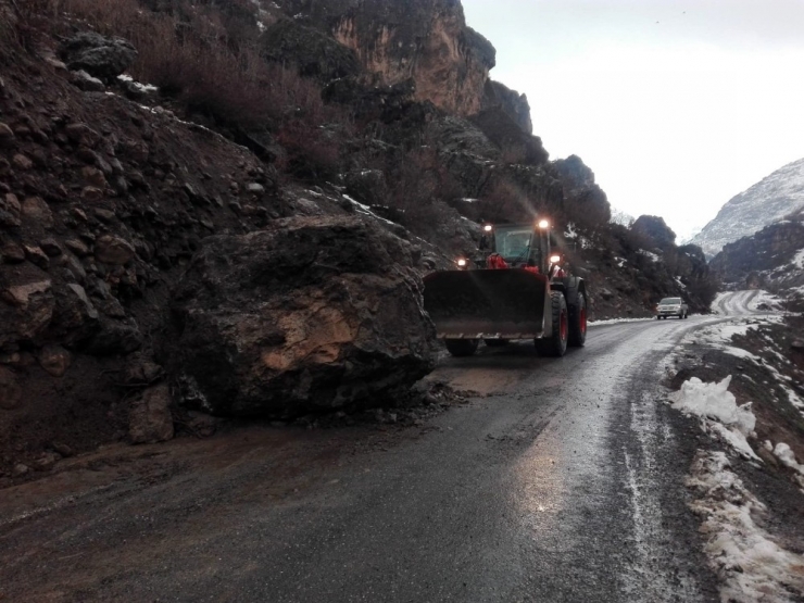 Beytüşşebap’ta Dev Kaya Yolu Kapattı
