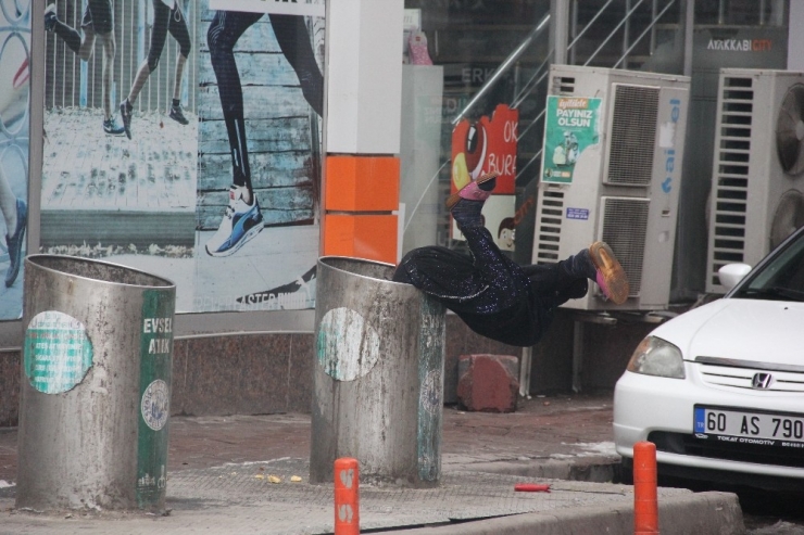 Hiçbir Şeye Aldırmadan Çöp Bidonuna Daldılar