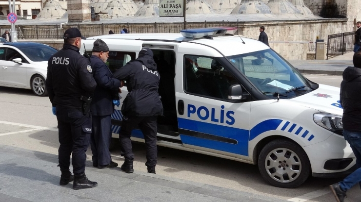 Risk Grubundaki Yaşlı Adam Habercilere Hakaret Etti, Bıçak Çekti