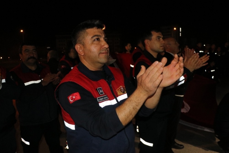 İtfaiyecilerden Sağlık Çalışanlarına Sirenli, Alkışlı Destek