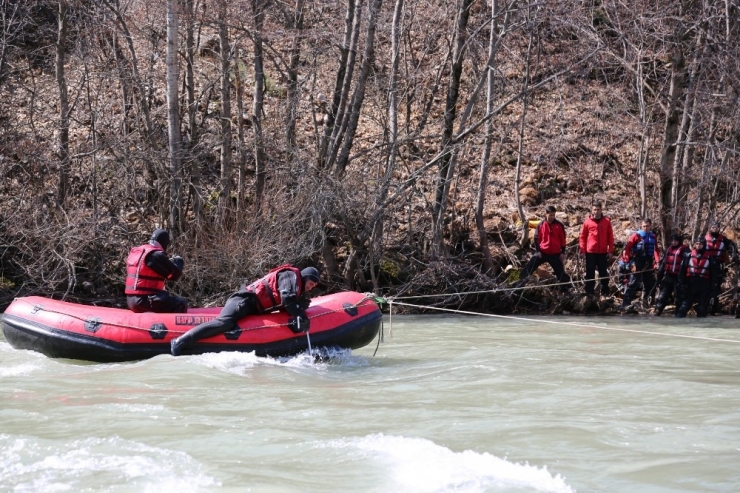 Munzur Çay’ına Düşen Uzman Çavuş Güneş’i Arama Çalışmaları Sürüyor