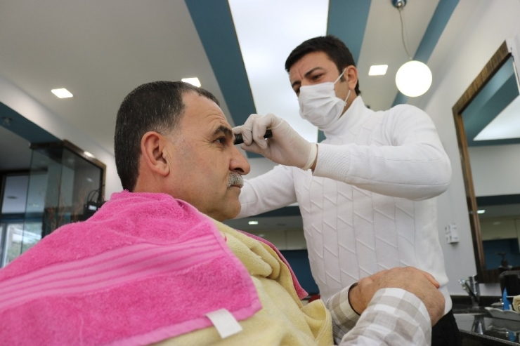 Diyarbakırlı Kuaför, ‘Evde Kal Türkiye’ Çağrısına Uyarak Yaşlı Vatandaşları Evde Tıraş Etme Kararı Aldı