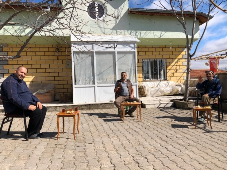 Köylüler Çaylarını 1 Metre Mesafe Aralıklarla İçiyor