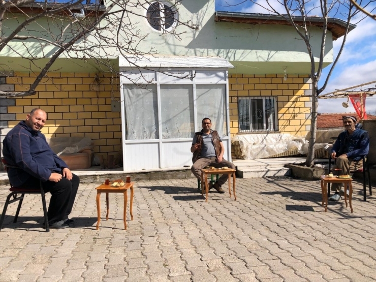 Köylüler Çaylarını 1 Metre Mesafe Aralıklarla İçiyor