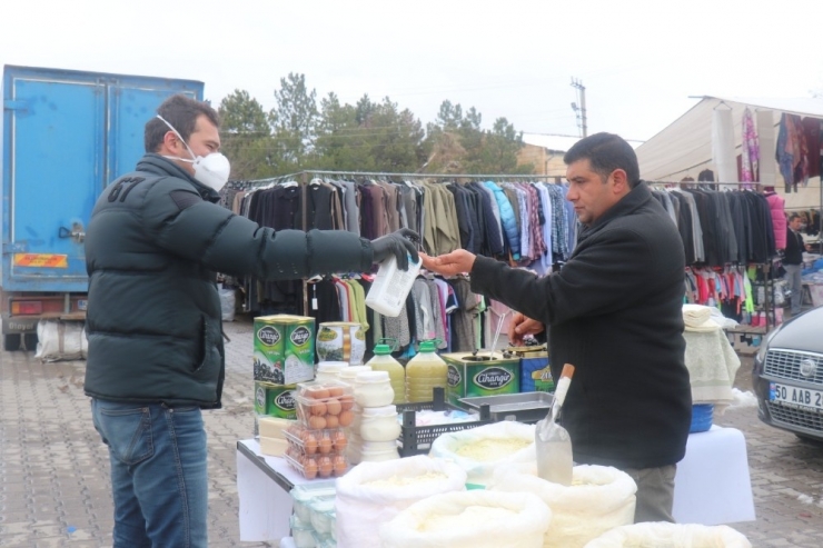 Ürgüp’te Pazar Alışverişi Yapanlara El Dezenfektanı Sıkıldı