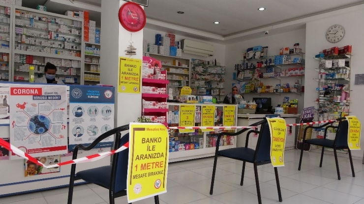 Korona Virüs Salgınına Karşı Eczacılar Şeffaf Brandayla Önlem Aldılar