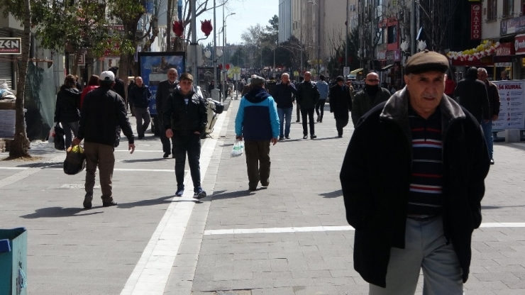 Korona Virüsüne Aldırış Etmeyip Caddelere Akın Ettiler