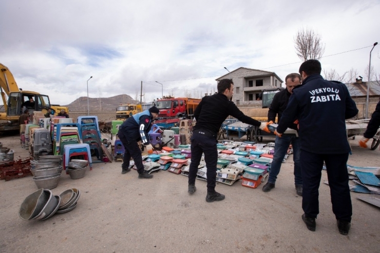 Hileli Ve Bozuk Teraziler İş Makinasıyla İmha Edildi