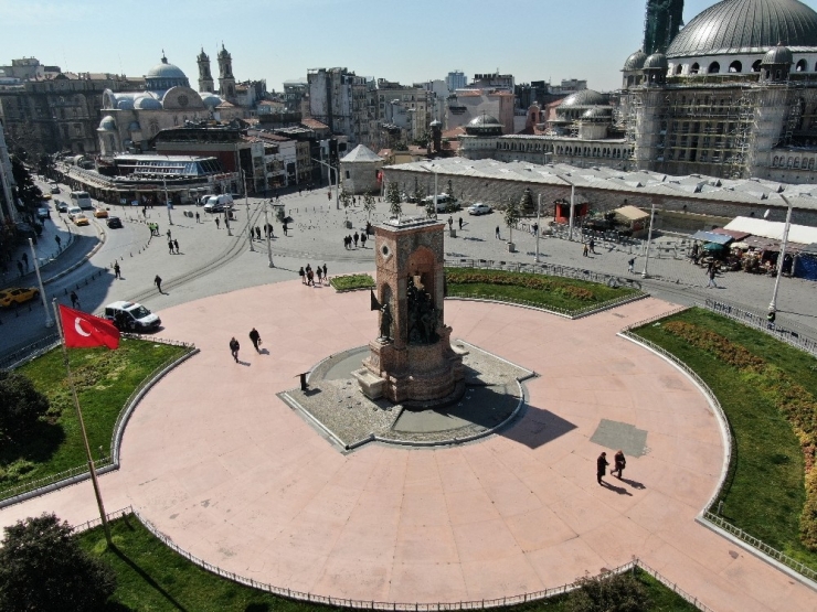 İstanbul’un Sahilleri Ve Meydanları Boş Kaldı