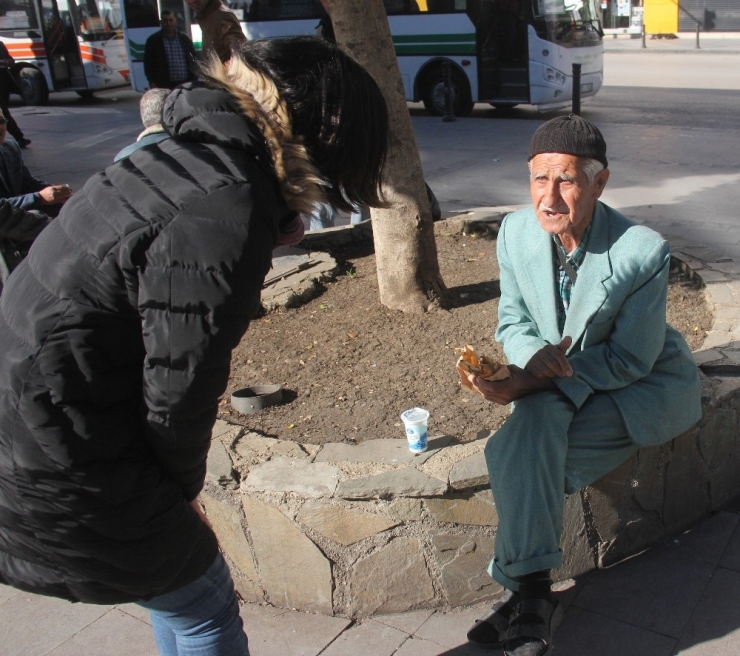 Polis Yaşlıları Parkta Uyarıp Evine Gönderdi