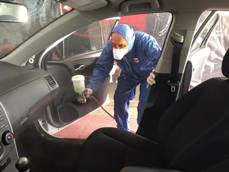 Sağlık Çalışanlarının Araçlarını Ücretsiz Dezenfekte Ediyor