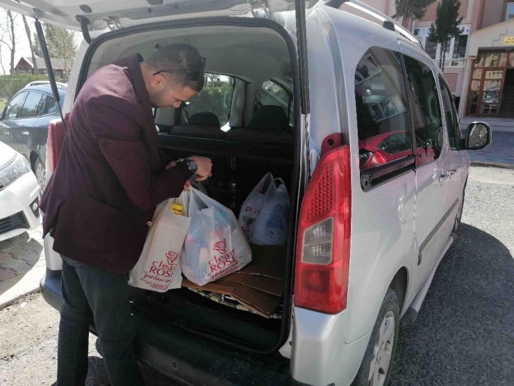 Mahalle Muhtarı Kapı Kapı Gezip Yaşlıların İhtiyaçlarını Karşılıyor
