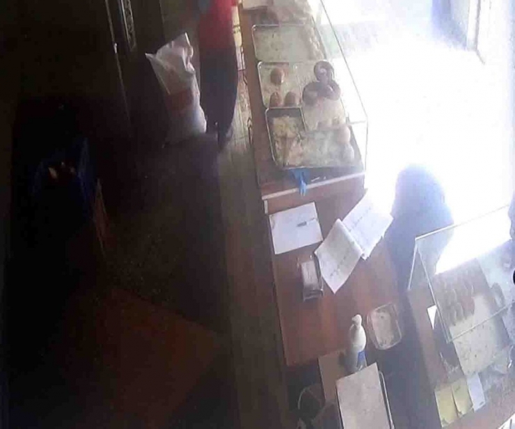 Fırında Yere Düşen Parayı Alan Kargocu Güvenlik Kamerasına Yakalandı