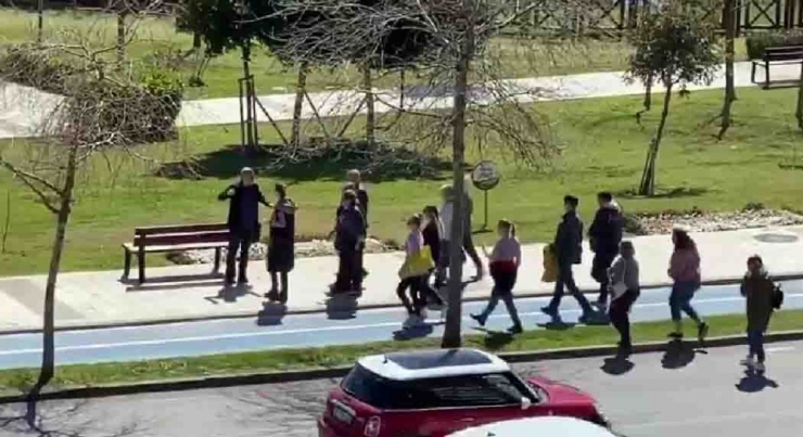 Antalya’da "Evde Kal" Çağrılarına Rağmen Tur Gezisi Düzenlediler