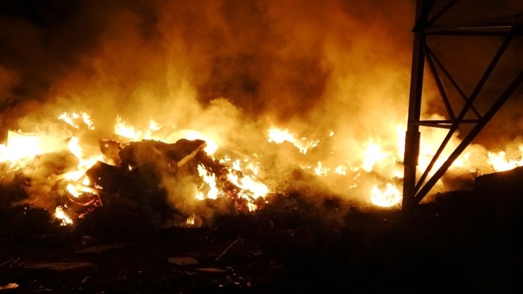 Antalya’da Çöplük Alan Yangını Korkuttu