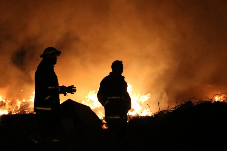 Antalya’da Çöplük Alan Yangını Korkuttu