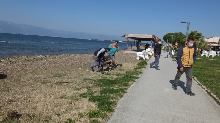 Burhaniye’de Meydanda Ve Sahildeki Banklar Kaldırıldı