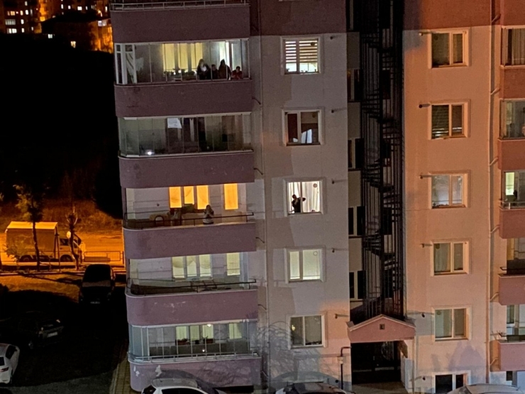 Bilecikliler 3 Gün Boyunca Sağlık Çalışanları İçin Balkonlara Çıktı