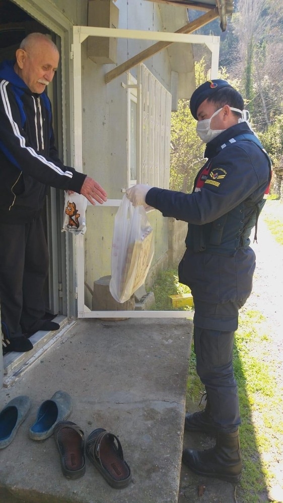 Jandarmadan Yaşlı Vatandaşlara İlaç Ve Gıda Maddesi Hizmeti