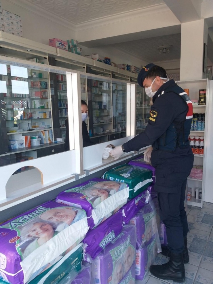 Jandarmadan Yaşlı Vatandaşlara İlaç Ve Gıda Maddesi Hizmeti