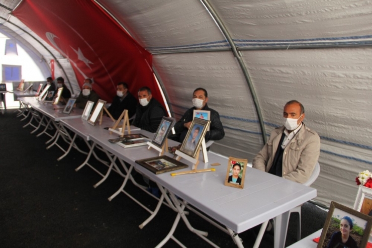 Hdp Önündeki Ailelerin Evlat Nöbeti 202’nci Gününde