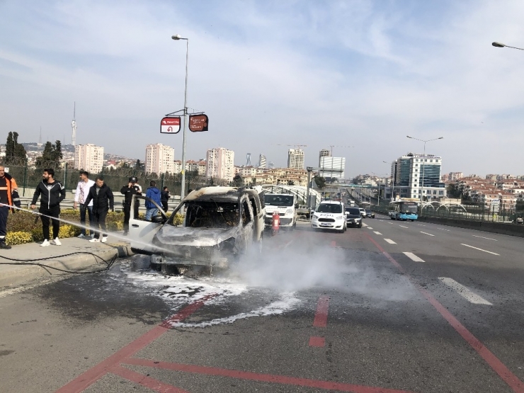 D-100 Karayolunda Araç Alev Alev Yandı
