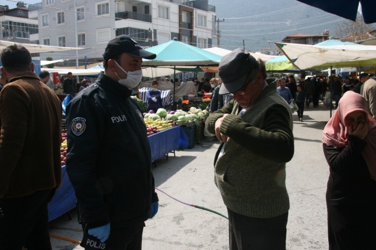 Yaşlılar Polisin Kimlik Kontrolü Yaptığını Görünce Çareyi Kaçmakta Buldu