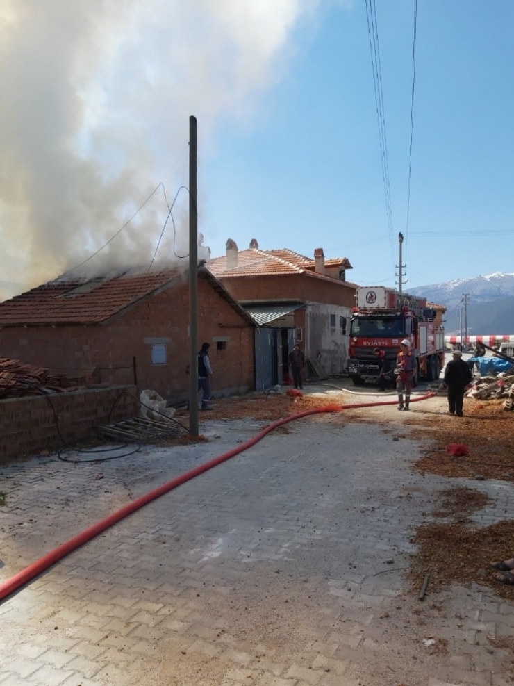 Yangında Depo Kullanılamaz Hale Geldi