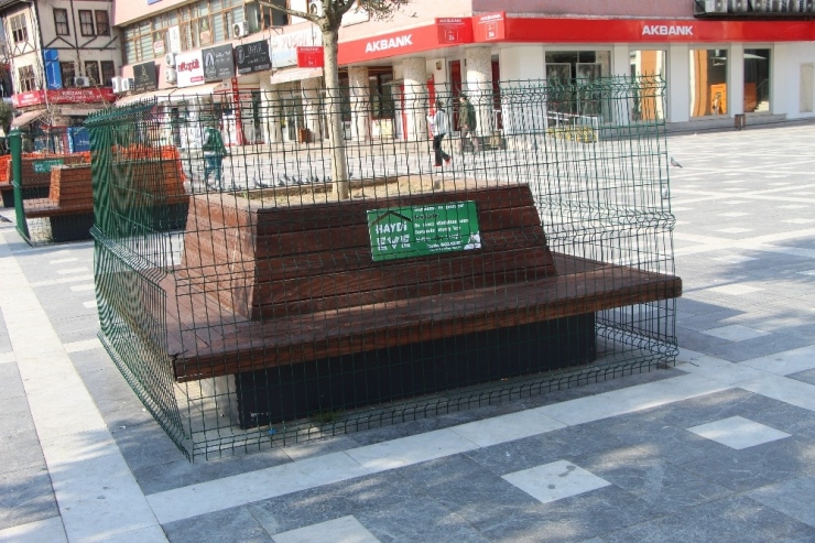 Devrek Belediyesi Bankları Tel Kafes İle Çevirdi