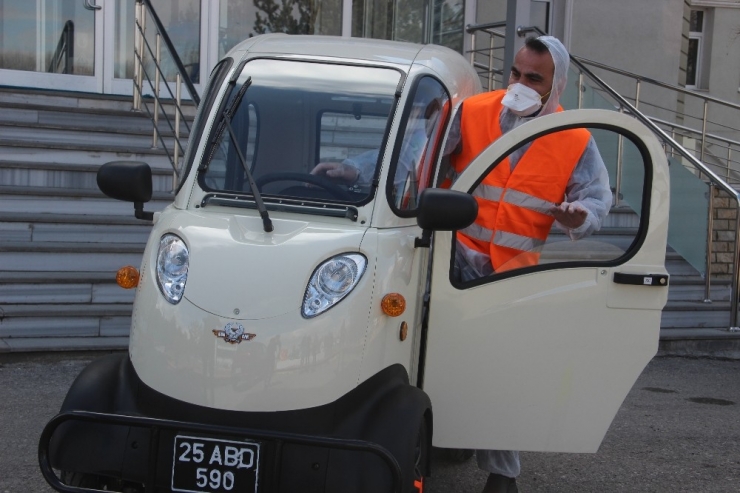 Yaşlılar Evden Çıkmasın Diye Alışverişlerini Belediye Personeli Yapıyor