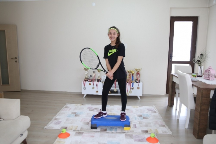 Evde Kalmaları Spor Yapmalarına Engel Olamadı