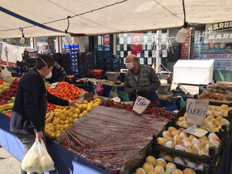 Zabıta Ekipleri Pazar Esnafına Eldiven Ve Maske Dağıttı