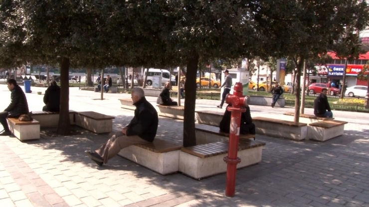 Gaziosmanpaşa’da Yaşlılar Yasağa Rağmen Sokağa Çıktı