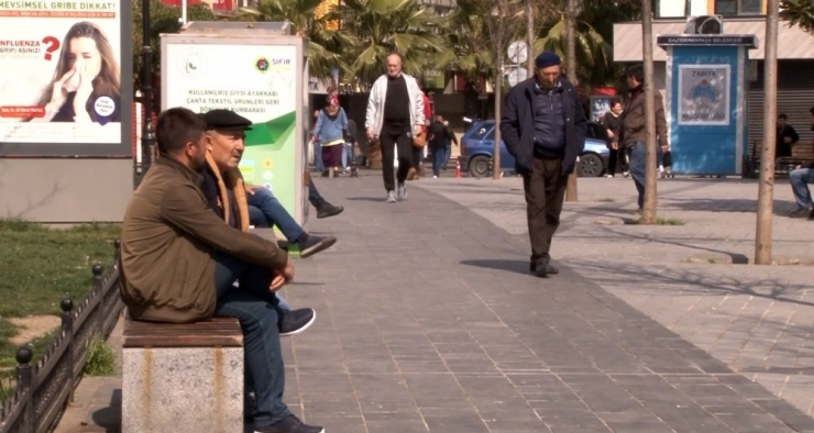 Gaziosmanpaşa’da Yaşlılar Yasağa Rağmen Sokağa Çıktı