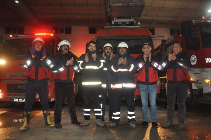 Yüksekova’daki İtfaiyecilerden Sağlık Çalışanlarına Alkışlı Destek