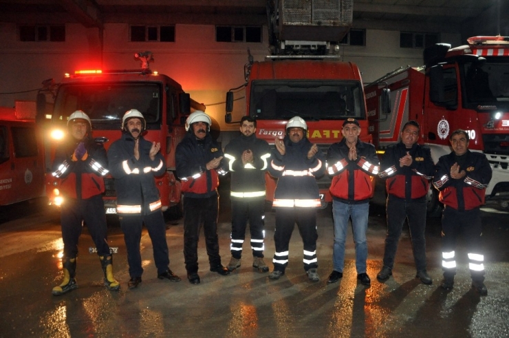 Yüksekova’daki İtfaiyecilerden Sağlık Çalışanlarına Alkışlı Destek