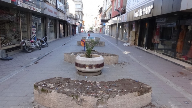 Kırıkhan’da Beton Banklar Söküldü