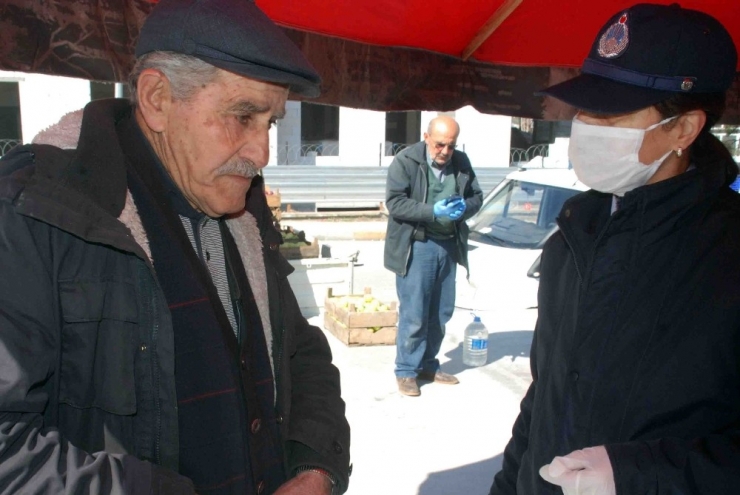 Yaşlılar Evden Çıkma Yasağına Uymadı, Pazar Alışverişine Çıktı