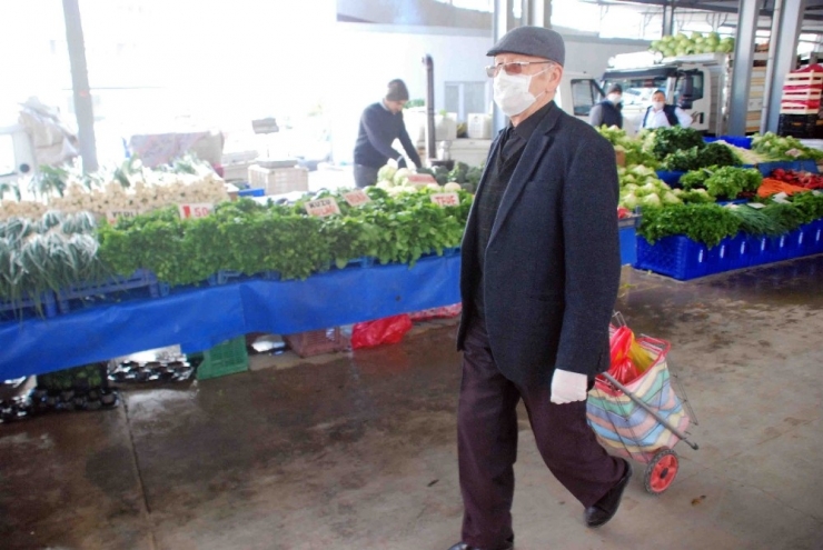 Yaşlılar Evden Çıkma Yasağına Uymadı, Pazar Alışverişine Çıktı