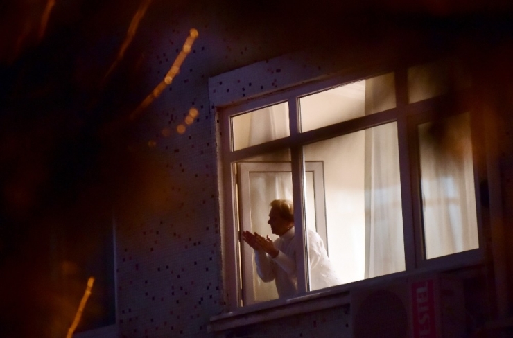 İstanbullular Sağlık Çalışanlarını Alkışladı