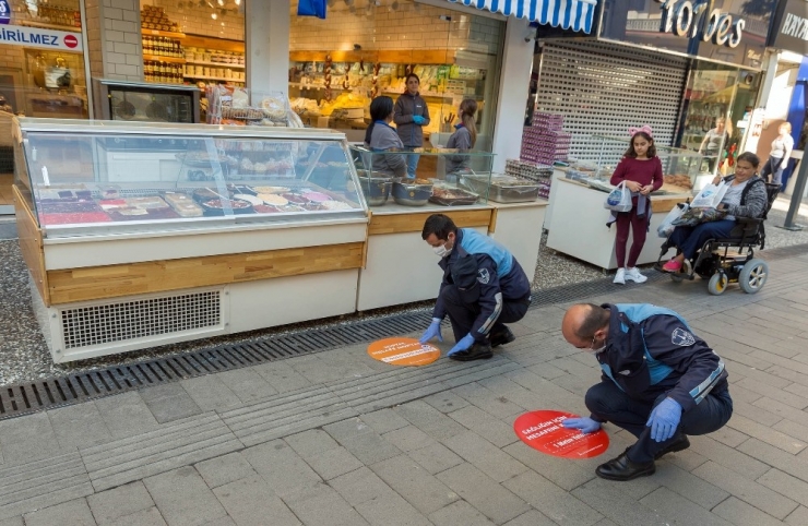 İzmir’de Sosyal Mesafe İçin Zemin Çıkartmaları Devrede