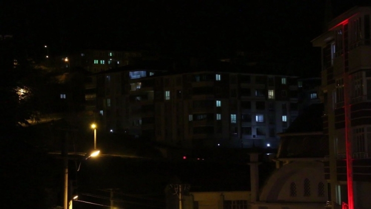 Karabük Ve Zonguldak Sağlık Çalışanlarına Alkışlarla Sahip Çıktı