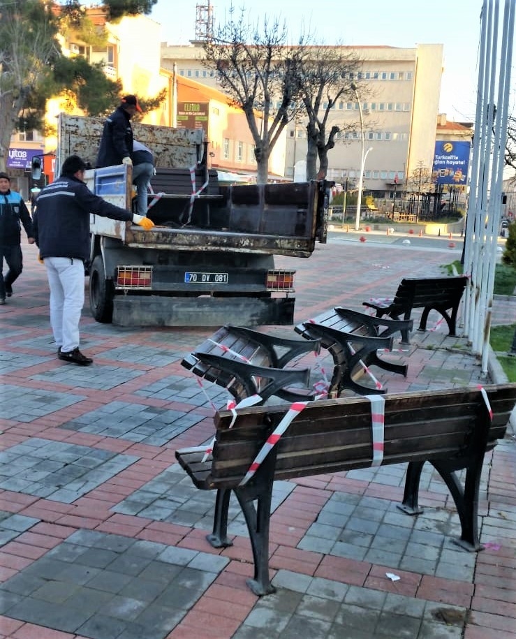 Karaman’da Parklardaki Oturma Bankları Kaldırıldı