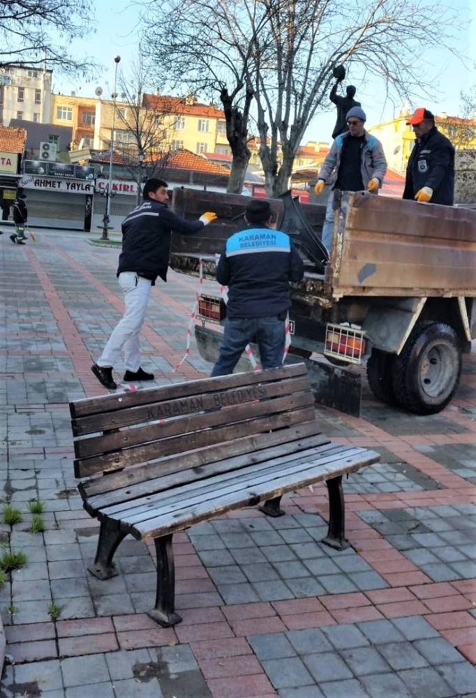 Karaman’da Parklardaki Oturma Bankları Kaldırıldı